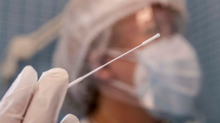 Personal sanitario realiza pruebas PCR. EFE/Marcial Guillén/Archivo