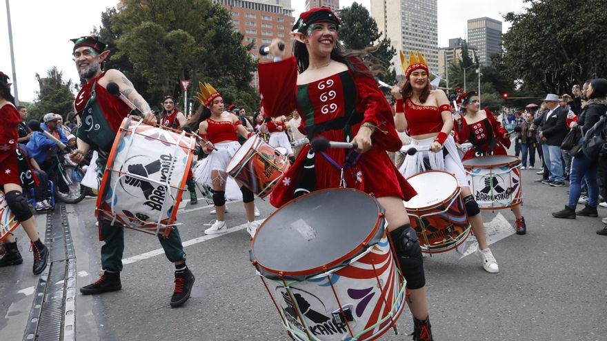 Bogotá enciende la Navidad con un minicarnaval de más de 1.000 artistas