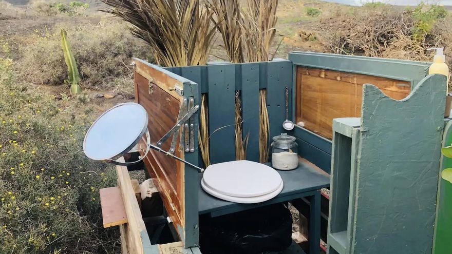 El baño de la ''ecocabaña'' ofertada en Airbnb