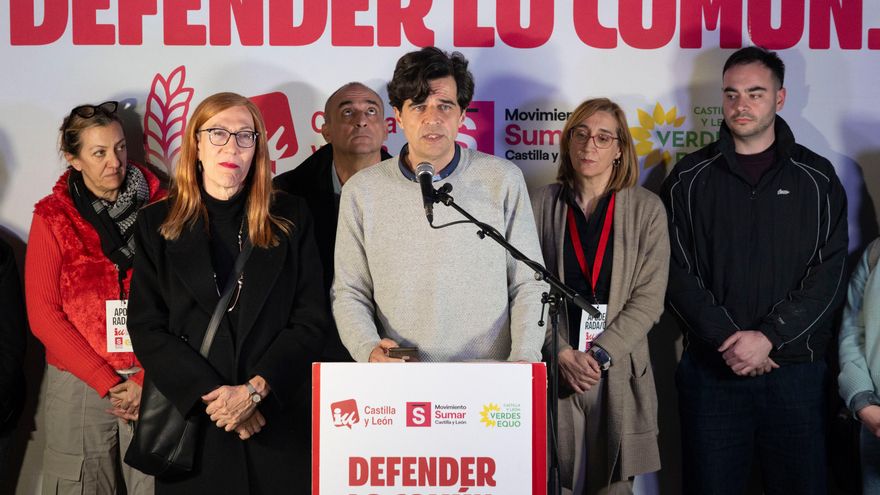 El candidato de IU a la presidencia de la Junta de Castilla y León, Juan Gascón, comparece ante los medios para comentar los resultados electorales tras los comicios en Castilla y León, hoy domingo en Valladolid.