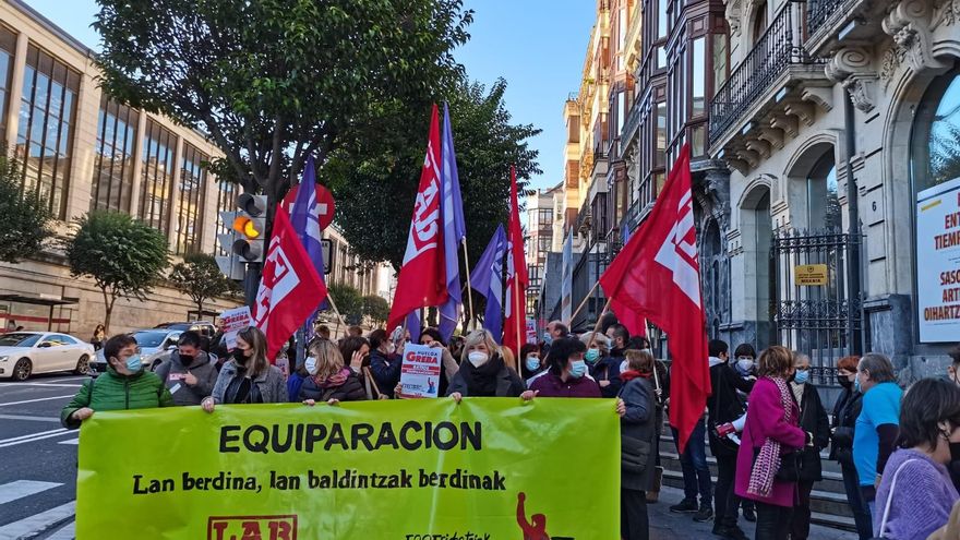 Trabajadoras de residencias de Bizkaia convocadas por el sindicato LAB en una concentración frente a las Juntas Generales