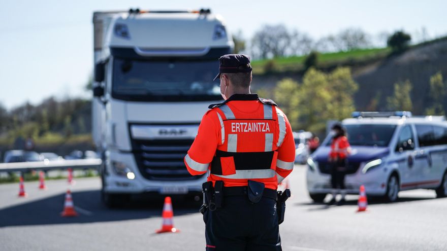 Los transportistas critican el "veto radical" a camiones por Euskadi a causa del eclipse: "Asfixia al sector"