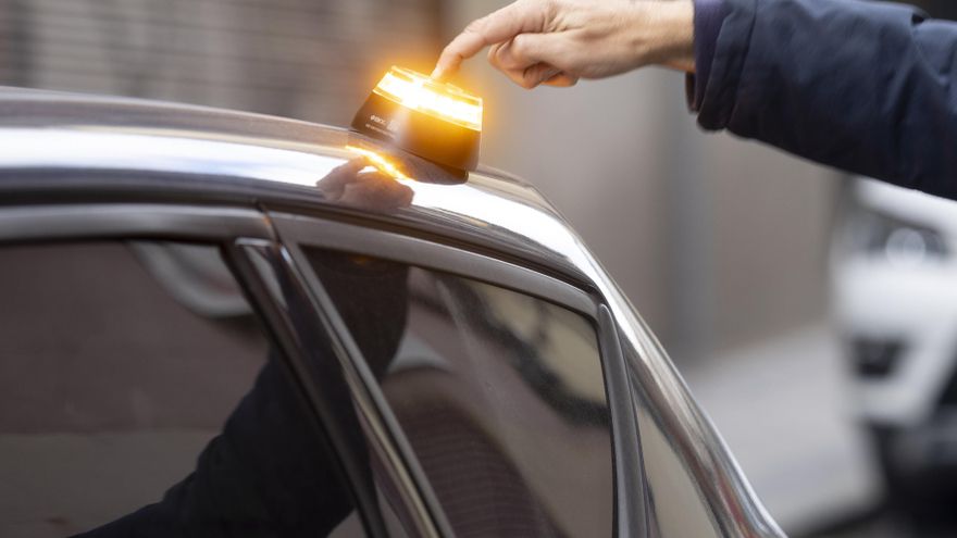 Facua carga contra la DGT por su “pasividad” ante la venta de balizas V-16 no válidas