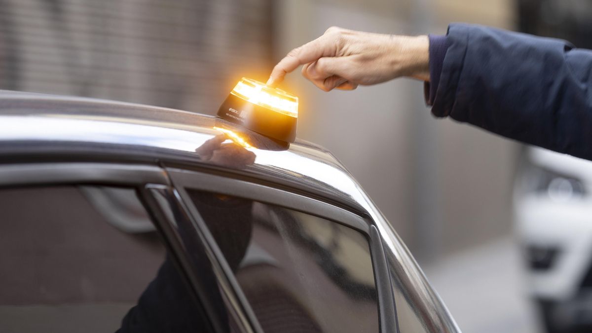 Facua carga contra la DGT por su “pasividad” ante la venta de balizas V-16 no válidas