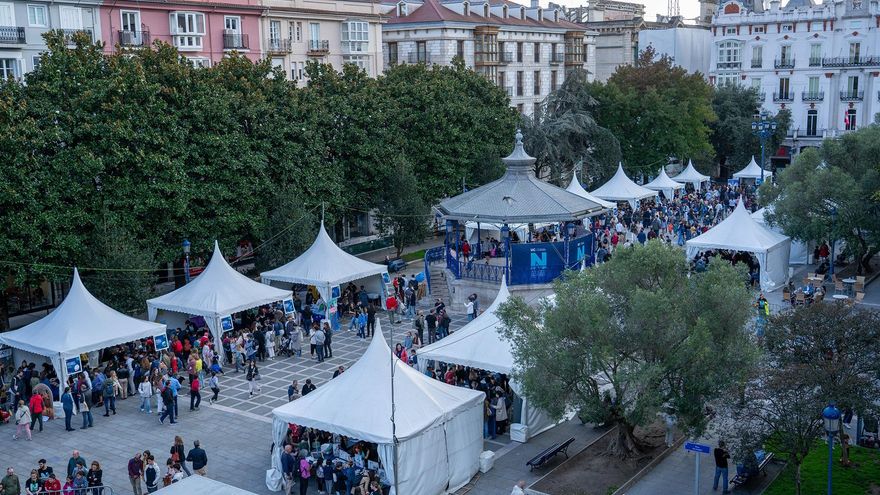 El Ayuntamiento precinta la Plaza de Pombo tras el cierre del aparcamiento subterráneo por las grietas