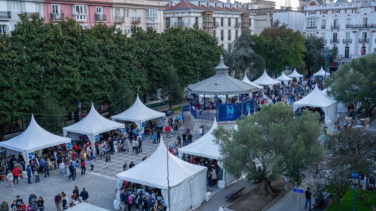 El Ayuntamiento precinta la Plaza de Pombo tras el cierre del aparcamiento subterráneo por las grietas