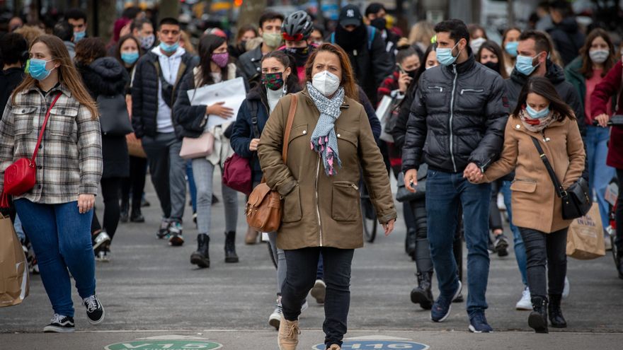 Varios transeúntes pasean por el Paseo de Gracia de Barcelona este lunes. EFE/Enric Fontcuberta