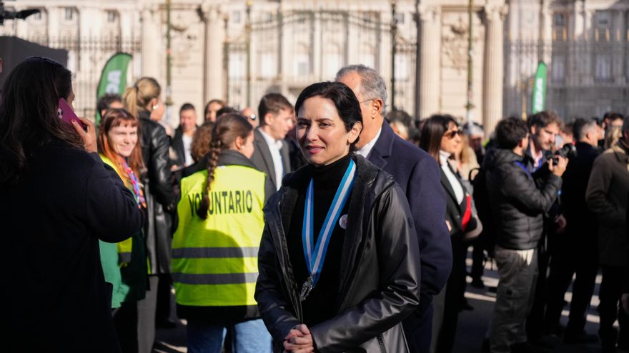 Ayuso abandona en ambulancia la misa de la Almudena por una "leve indisposición"