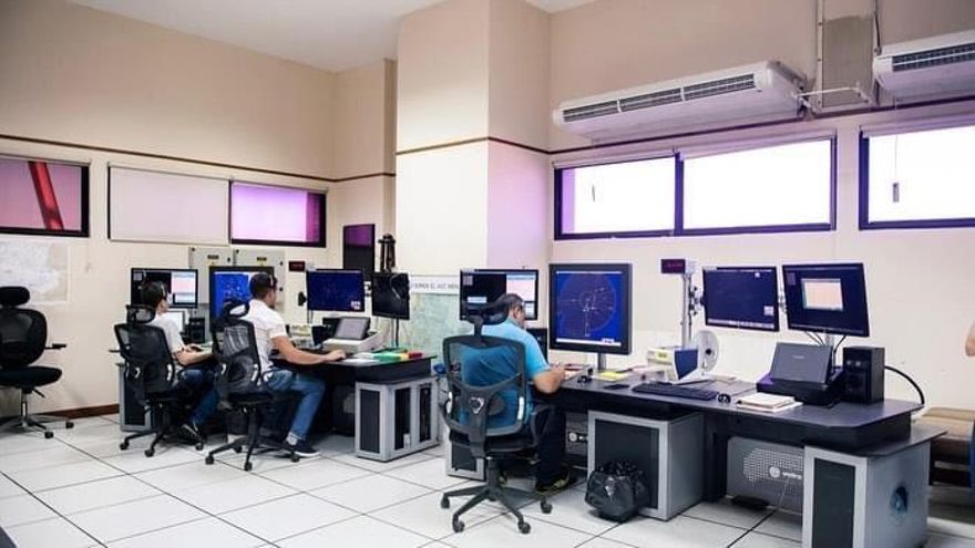 Controladores aéreos lanzan paros escalonados y el Gobierno los tilda de “extorsivos”