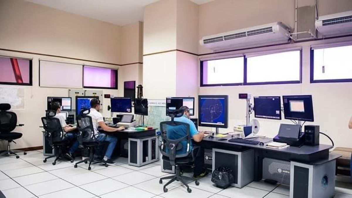 Los controladores aéreos se encargan de dirigir el tránsito de aeronaves en el espacio aéreo y en los aeropuertos, de modo seguro, ordenado y rápido.