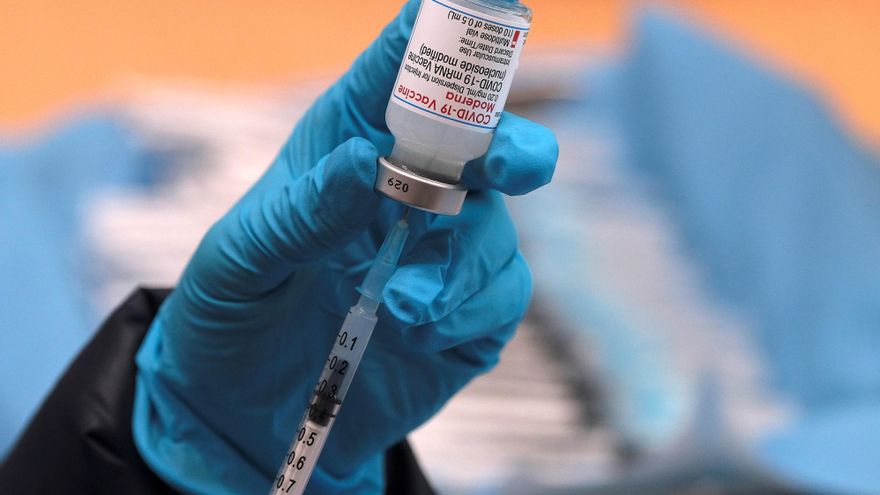 Un sanitario prepara una dosis de una vacuna contra el coronavirus, en una imagen de archivo. EFE/ Paco Paredes