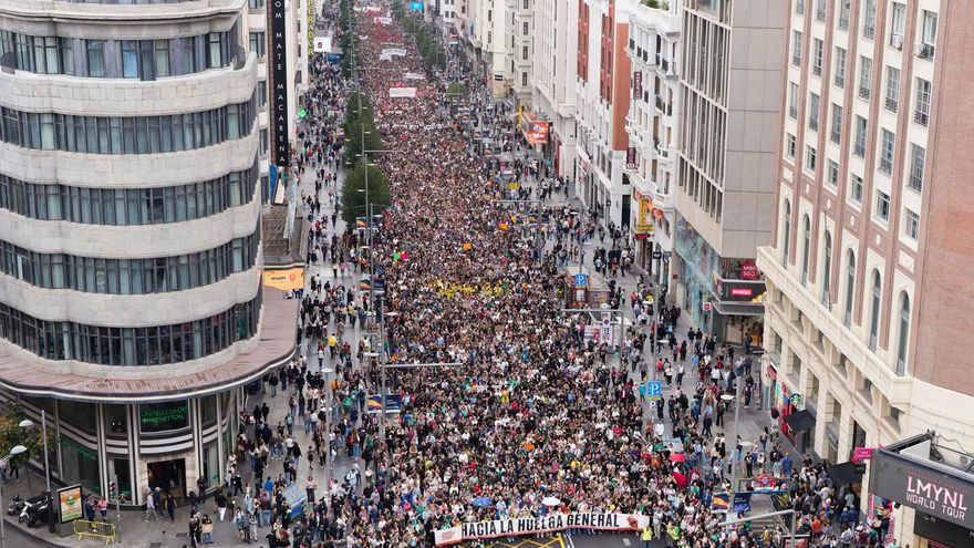 Manifestación convocada por el Sindicato de Inquilinas para denunciar la caída de los decretos de la vivienda y reclamar una rebaja del 50 % en los alquileres, la exigencia de contratos indefinidos y también la expropiación de las viviendas a los fondos buitres, mientras llama a la huelga general, este sábado. EFE/ Borja Sanchez-Trillo