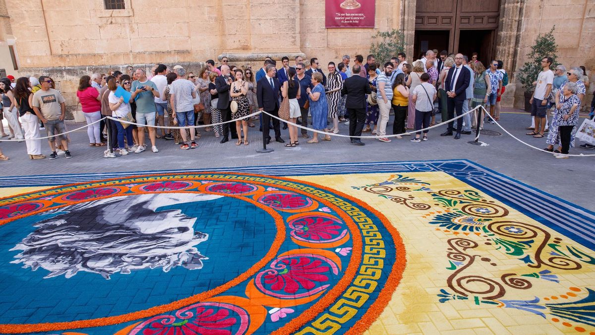 Una de las alfombras de Serrín en el Corpus de Elche de la Sierra (Albacete) el 22 de junio de 2025, durante la visita del presidente regional, Emiliano García-Page