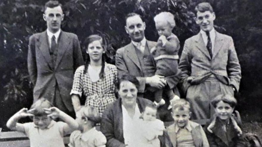 Foto del matrimonio Trenchard con todos sus hijos a finales de 1936 en Inglaterra, los dos más pequeños nacieron en Toledo (Foto del libro Ernesto y Gertrudis Trenchard: la enseñanza que permanece de Tim Grass)