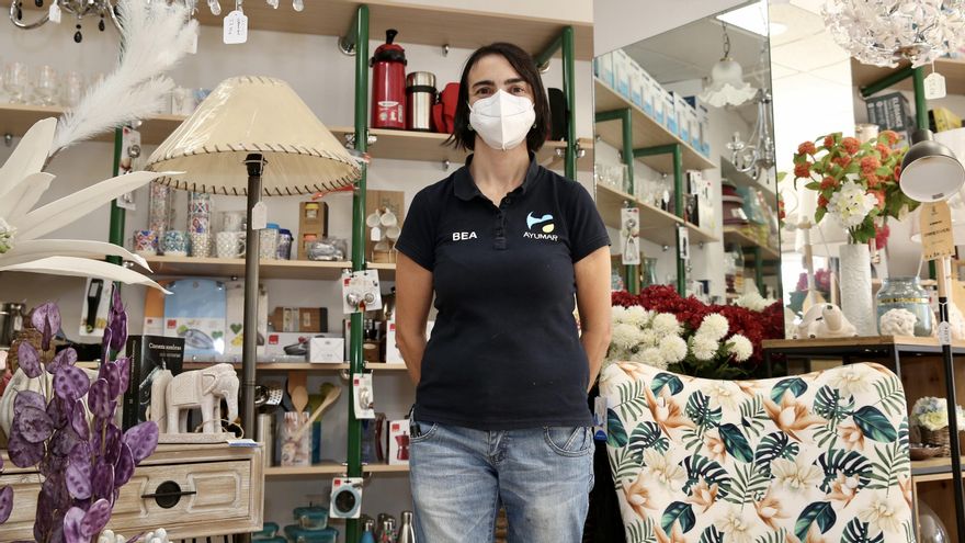 Bea, empleada de una empresa de Ayumar, empresa de material eléctrico e iluminación. (ALEJANDRO RAMOS)