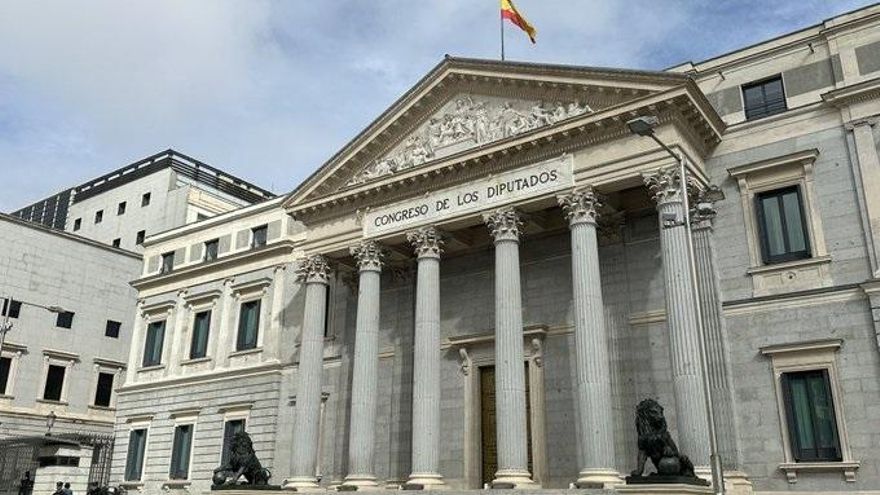 Archivo - Puerta de los leones del Congreso