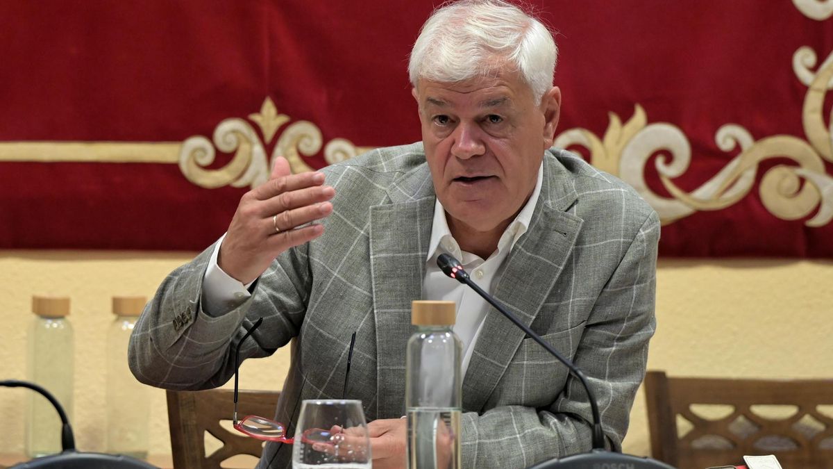 El presidente del Cabildo de El Hierro, Alpidio Armas, durante la sesión plenaria celebrada este jueves en la que se dio cuenta de la destitución de David Cabrera de Asamblea Herreña (AH), de todos sus cargos en el Gobierno insular y empresas públicas dependientes de la institución insular.