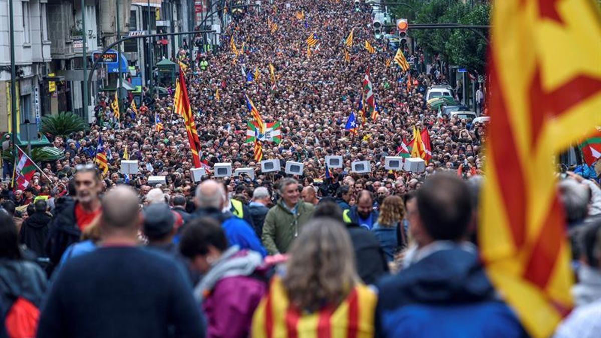 Miles de manifestantes respaldan el referéndum junto al PNV, Bildu y Podemos