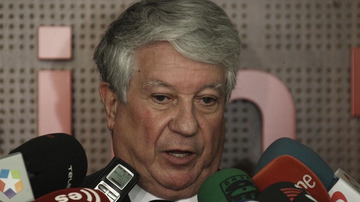 Arturo Fernández pone su cargo en CEOE a disposición de la organización