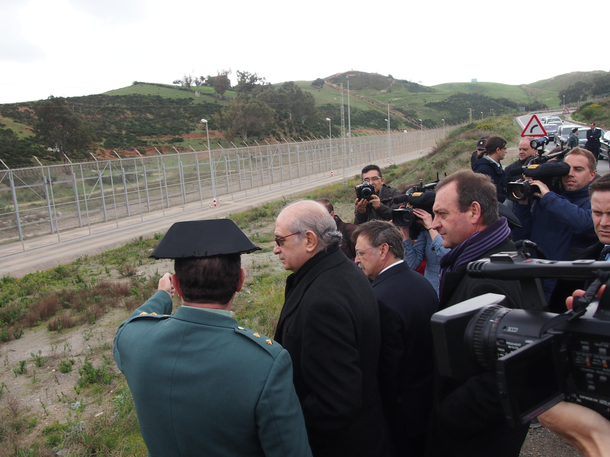 Fernández Díaz en otro punto de la alambrada que separa Ceuta de Marruecos/ Gonzalo Testa.