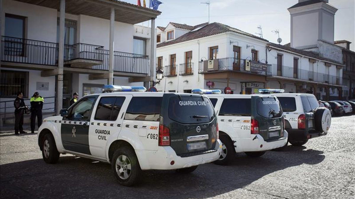 La Guardia Civil rodea el Ayuntamiento de Valdemoro durante la operación.