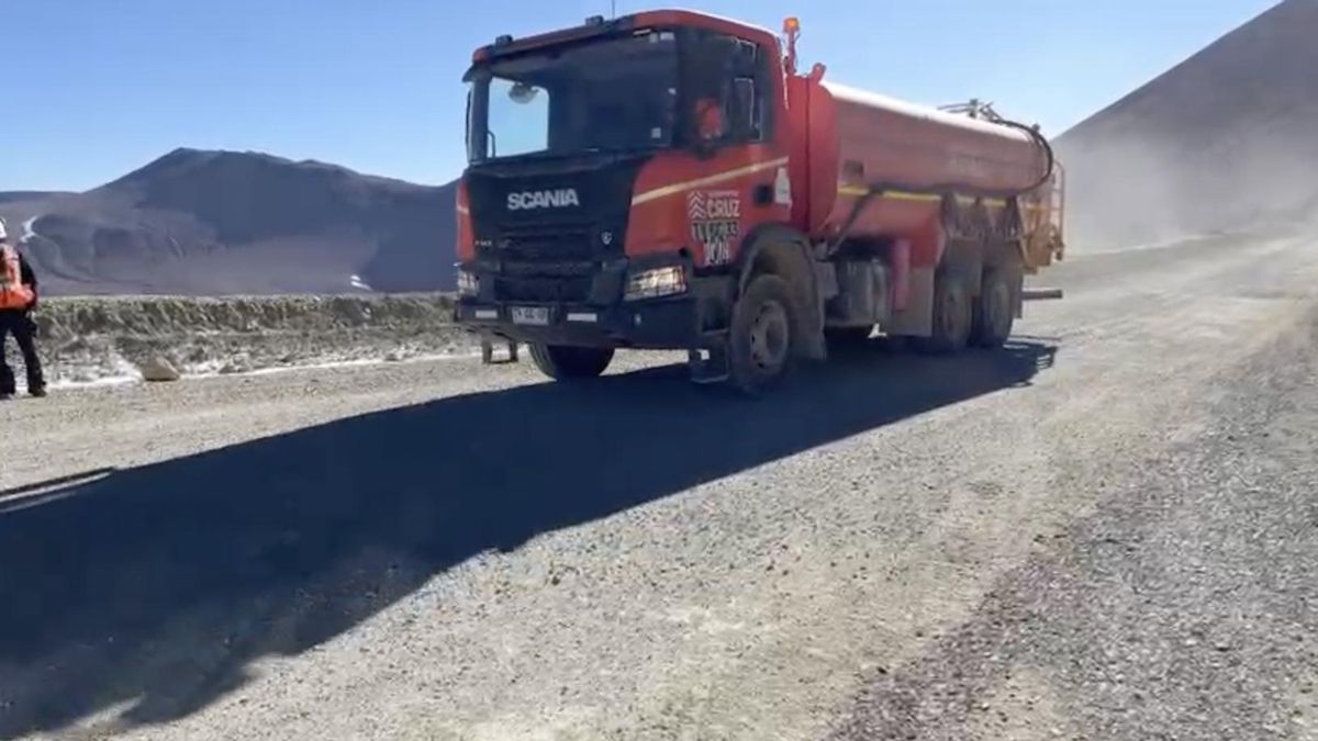 Es incensante el ir y venir de camiones argentinos y chilenos por la mina binacional Filo del Sol.
