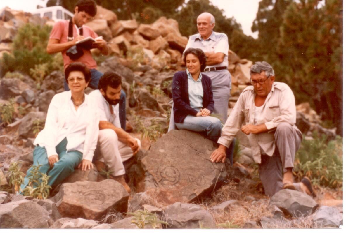 Benito Paiz Yanes descubrió el yacimiento de La Trocha de Bejenado;  con los arqueólogos Ernesto Martín y Mauro Hernández,   y Myriam Cabrera, Tomás y María Victoria Hernández (1982).