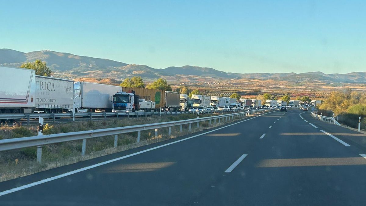 Grandes retenciones en la AP-68 por un accidente, tráfico, camiones