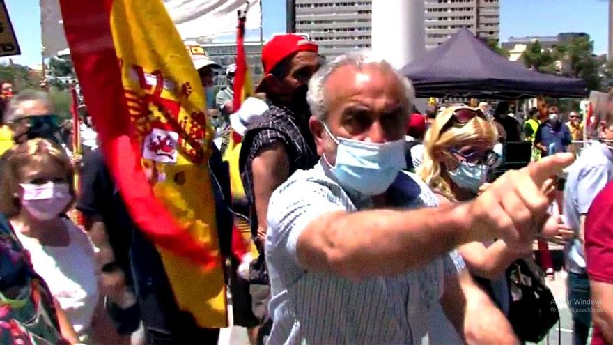 Un reportero de TVE denuncia "insultos y provocaciones" en la protesta de Colón: "Pido respeto a esta profesión"