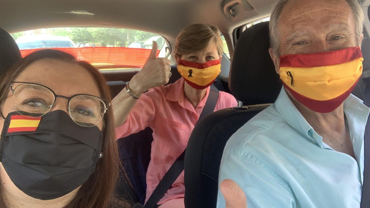 La diputada autonómica Llanos Massó (a la izquierda), con el diputado en el Congreso Alberto Asarta, durante la última caravana de protesta en Castelló.