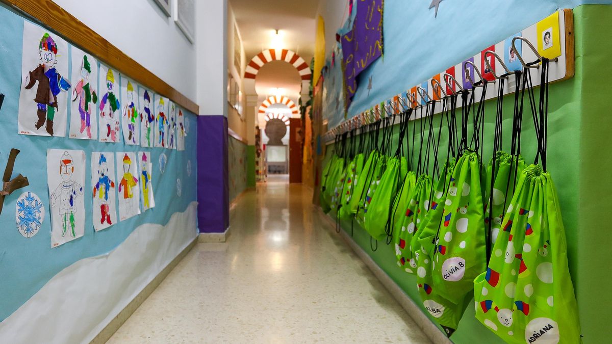 Pasillo con dibujos y mochilas colgadas de un centro de Educación Infantil. Archivo.