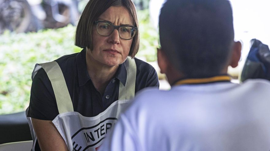 Fotografía sin fecha específica cedida por Fernanda Pineda del CICR que muestra a la presidenta del Comité Internacional de la Cruz Roja (CICR), Mirjana Spoljaric (i), hablando durante una reunión con habitantes en el departamento del Cauca (Colombia). EFE/ Fernanda Pineda/ CICR