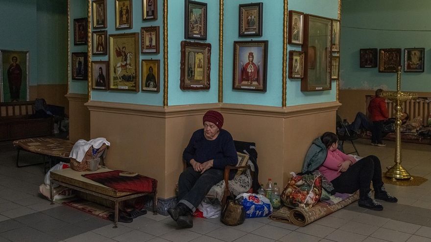 Varios residentes se refugian este lunes en una iglesia mientras los ataques rusos continúan en Járkov (Ucrania).