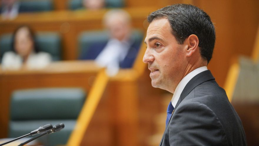 Archivo -  El Lehendakari, Imanol Pradales, interviene durante un pleno