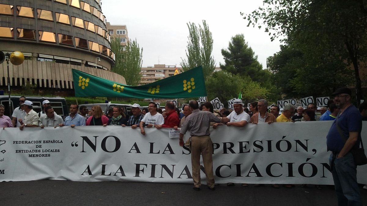 Entidades Locales Menores entregan una carta a Rajoy en la que piden una reunión "urgente" para tratar la reforma local