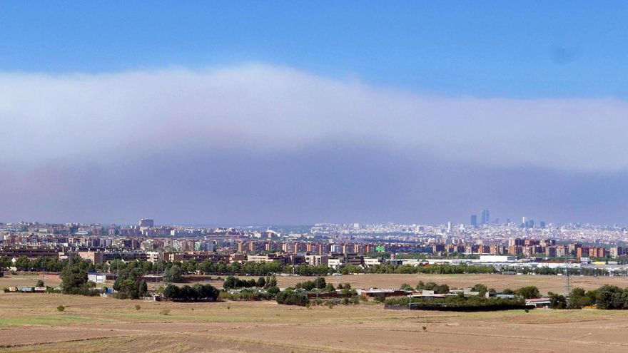 Imagen tomada este viernes desde la localidad madrileña de Getafe donde se observa la columna de humo.