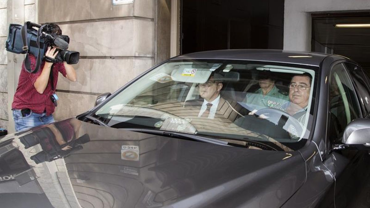 El coronel de la Guardia Civil, Diego Pérez de los Cobos (delante - i), y el general de división de la Guardia Civil, Ángel Gonzalo Martín (detrás), a su salida de la reunión de la Fiscalía del TSJC