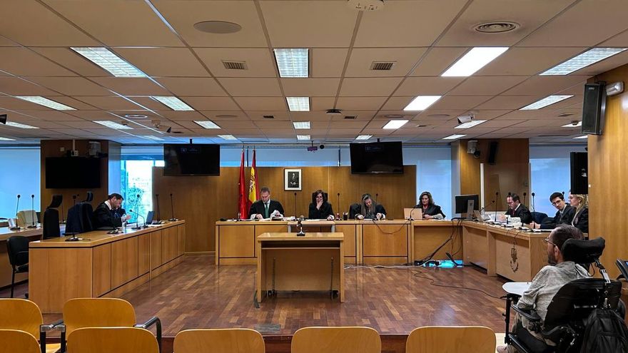 Echenique defiende que el tuit sobre deportar a curas pederastas por el que Abogados Cristianos le pide cárcel fue una “ironía”