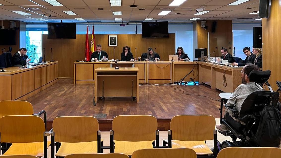 Echenique defiende que el tuit sobre deportar a curas pederastas por el que Abogados Cristianos le pide cárcel fue una “ironía”