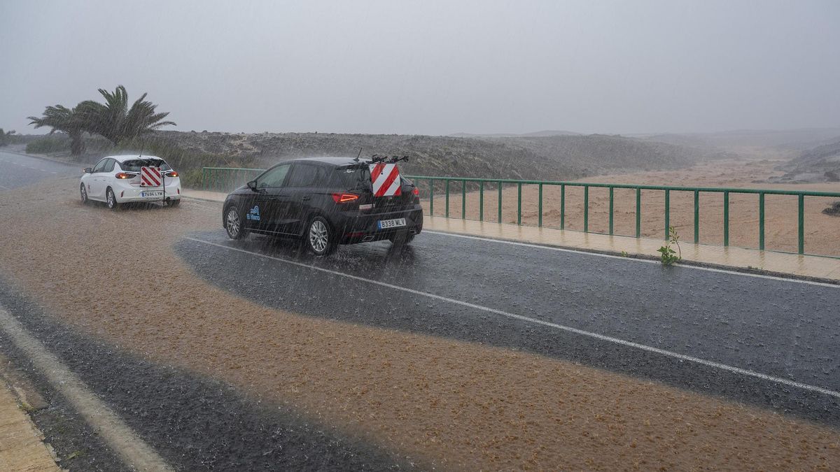 Un barranco, llevando abundante agua este sábado en Lanzarote.