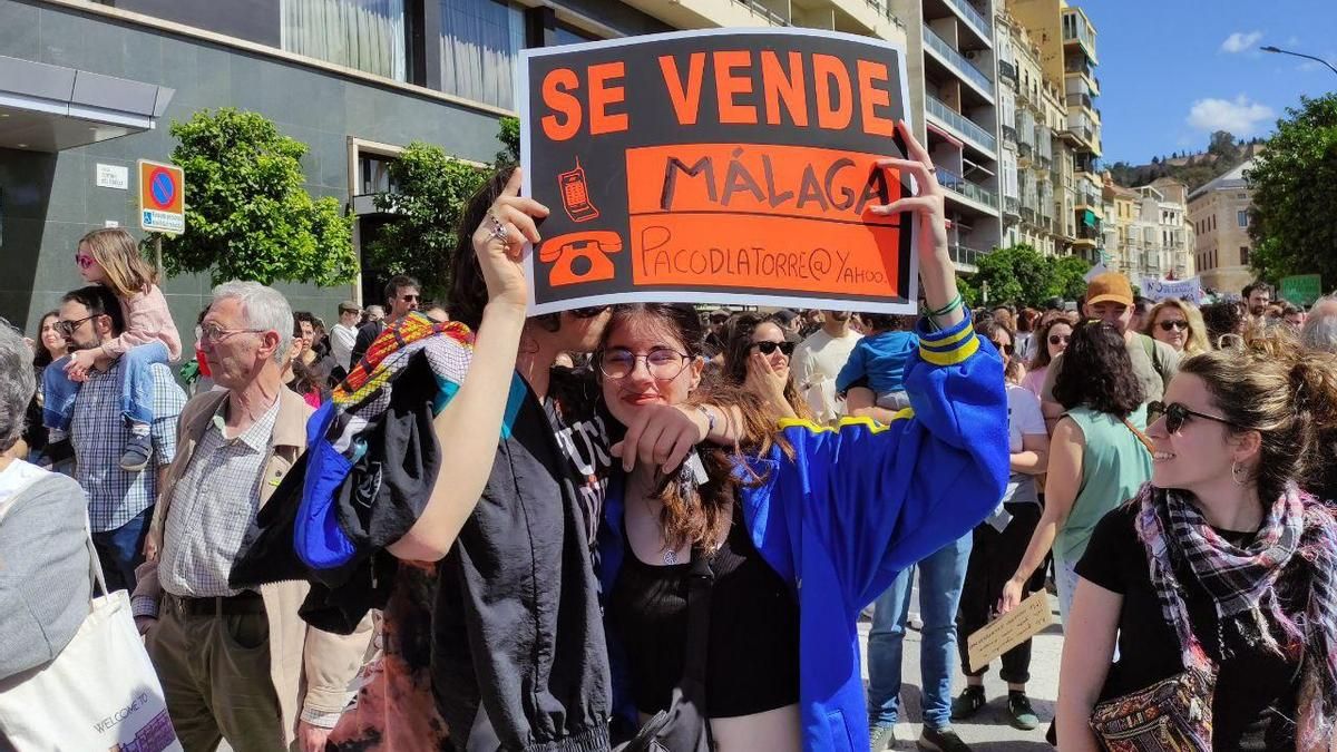 Dos jóvenes en la protesta contra la crisis de la vivienda de este sábado en Málaga