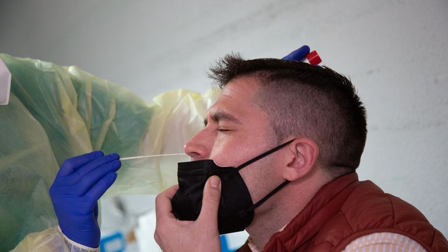 Archivo - Una sanitaria realiza un test de antígenos o una PCR a un hombre.