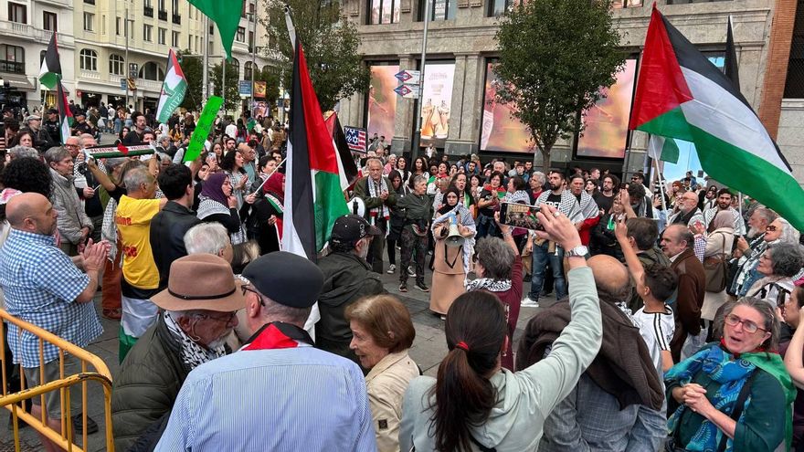 Concentración en la madrileña plaza de Callao tras los últimos ataques de Israel en la Franja de Gaza y Líbano.