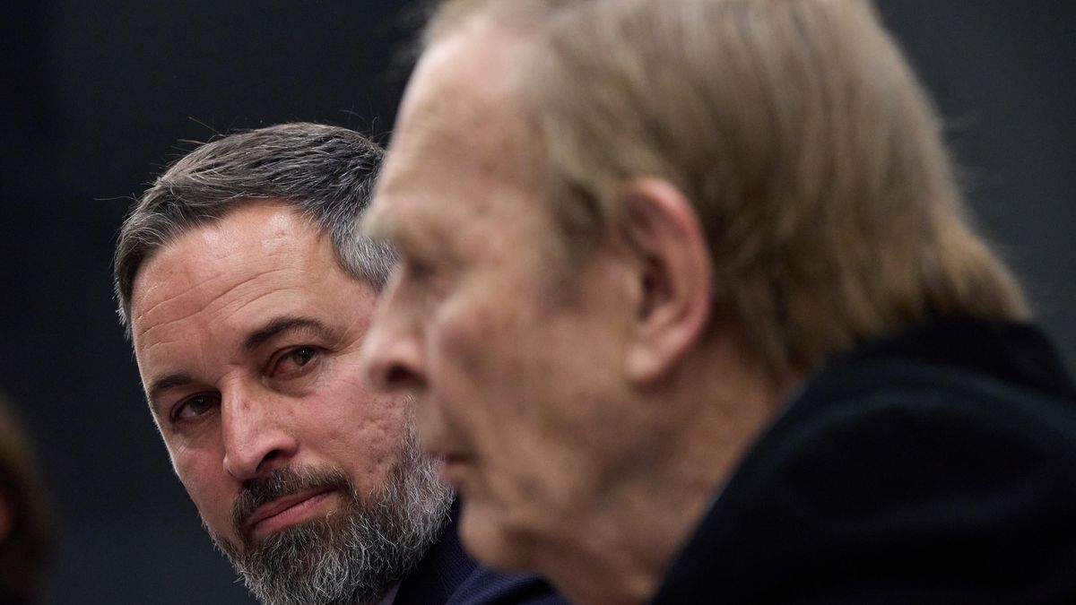 El presidente de Vox, Santiago Abascal, y el candidato de la moción de censura, el profesor Ramón Tamames