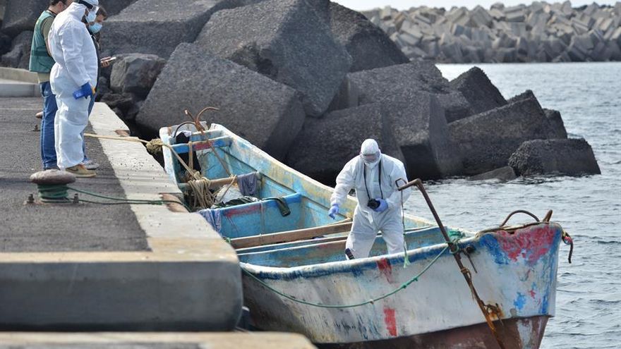 Un cayuco con 51 inmigrantes subsaharianos a bordo, entre ellos tres menores y dos mujeres, ha llegado este domingo al puerto de La Restinga, en el sur de El Hierro. EFE/Gelmert Finol
