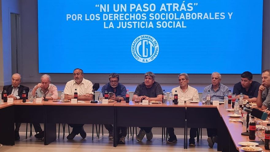 Con una marcha muy acotada, la CGT reclama contra el DNU de Milei