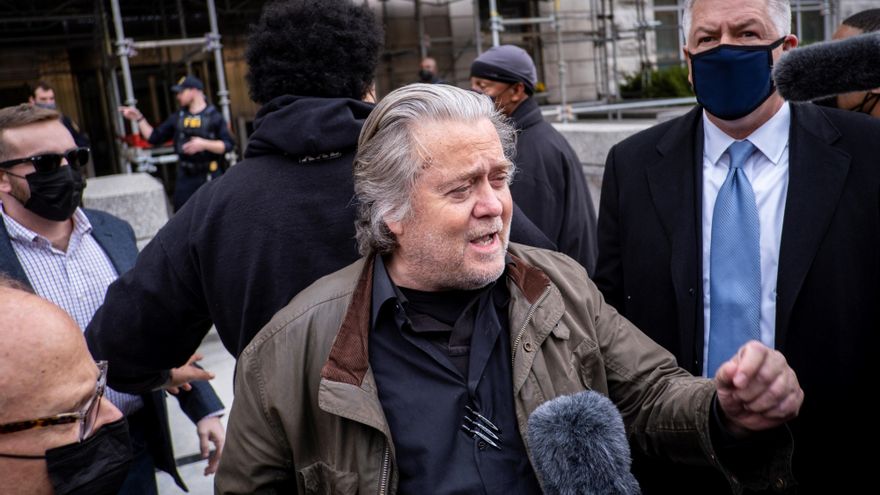Steve Bannon se entrega al FBI tras ser imputado por desacato al Congreso