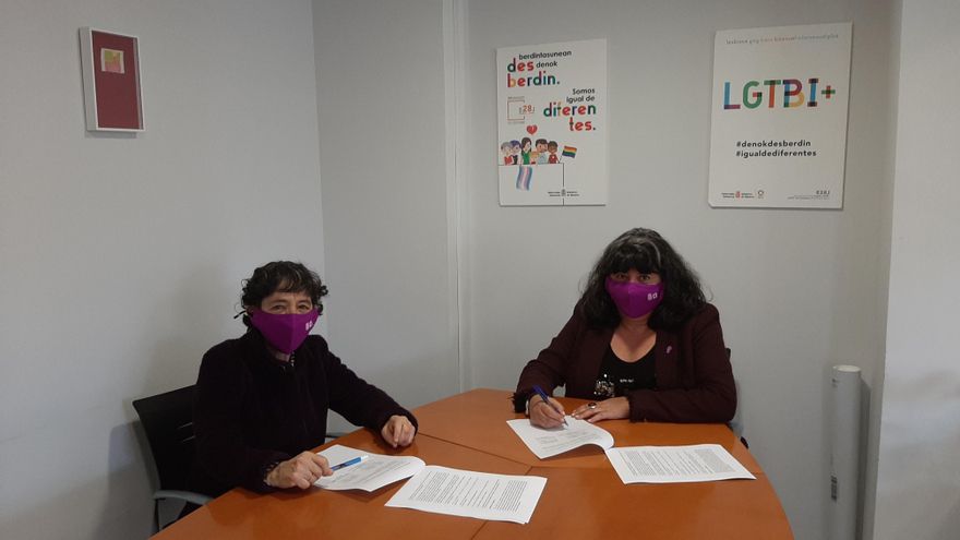 De izquierda a derecha: Rosa Mª Montenegro Astrain, presidenta de Kattalingorri , y Eva Istúriz García, directora gerente del Instituto Navarro para la Igualdad.