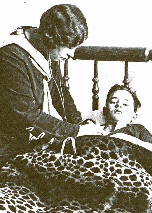 La doctora Criado atiende a un niño