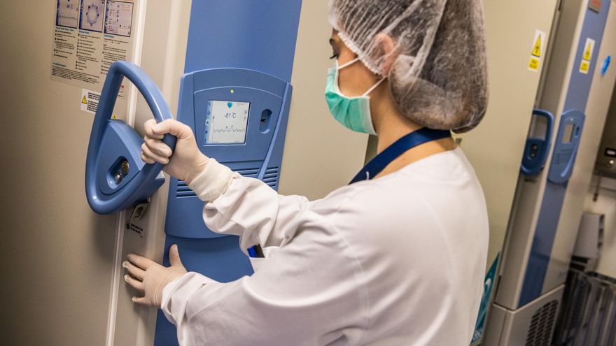 Trabajadora de Biofabri manejando un ultracongelador a -81º